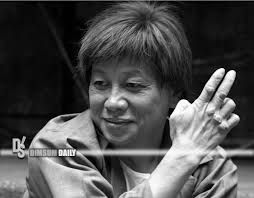 people-Ann Hui-black and white-filmmaker-hand gesture