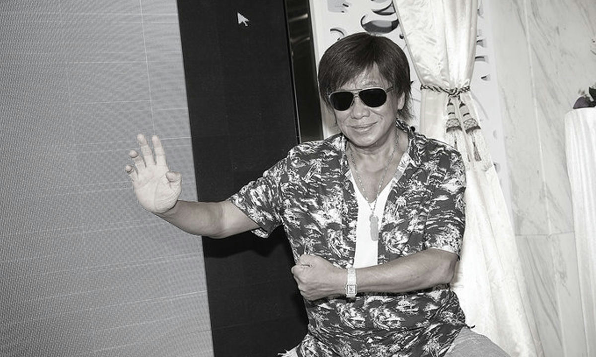 people-Sammo Hung-martial arts pose-sunglasses-Hawaiian shirt-black and white photo