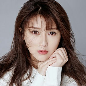 people-Zhao Liying-female-long brown hair-white shirt-pensive look