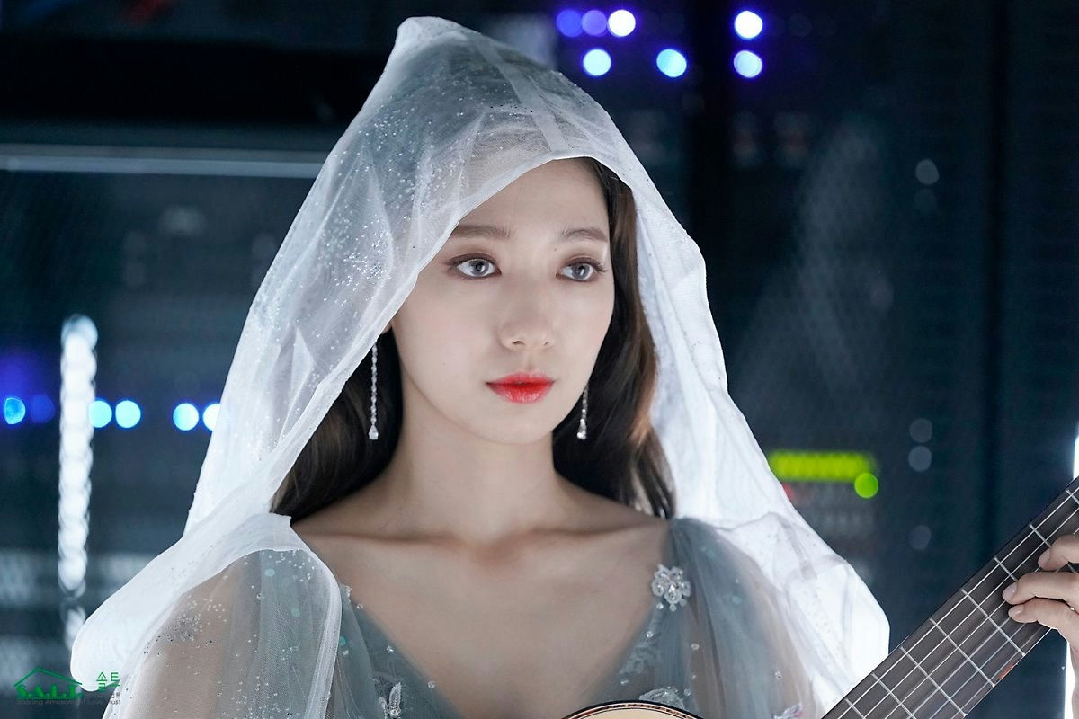 people-Park Shin-hye-fairy-like attire-white hooded veil-playing guitar-dramatic lighting