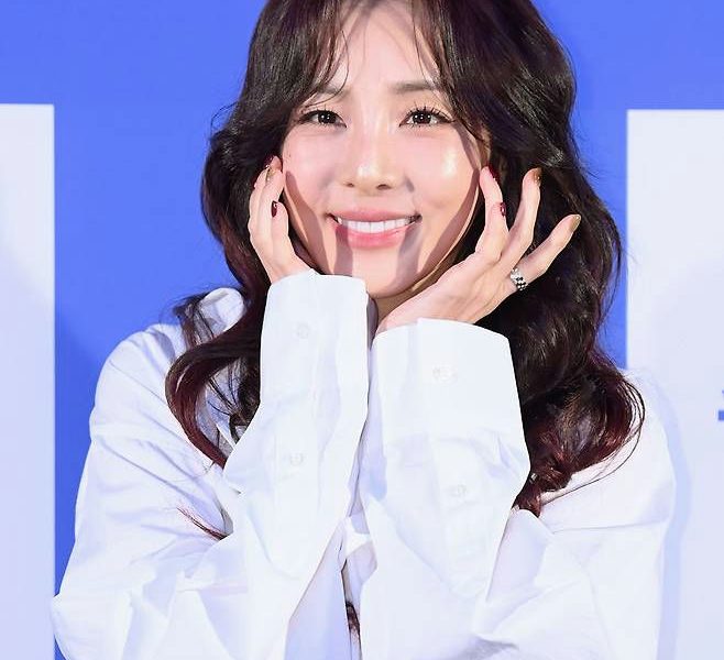 people-Taeyeon-A-smiling-A-white shirt-A-blue background-A-long brown hair
