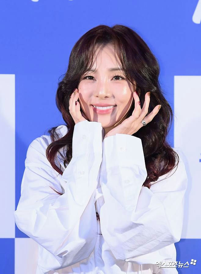 people-Taeyeon-A-smiling-A-white shirt-A-blue background-A-long brown hair