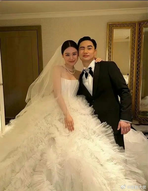 people-Yang Mi-and-Hawick Lau-wedding photo-strapless wedding gown-ruffled skirt-pearl necklace