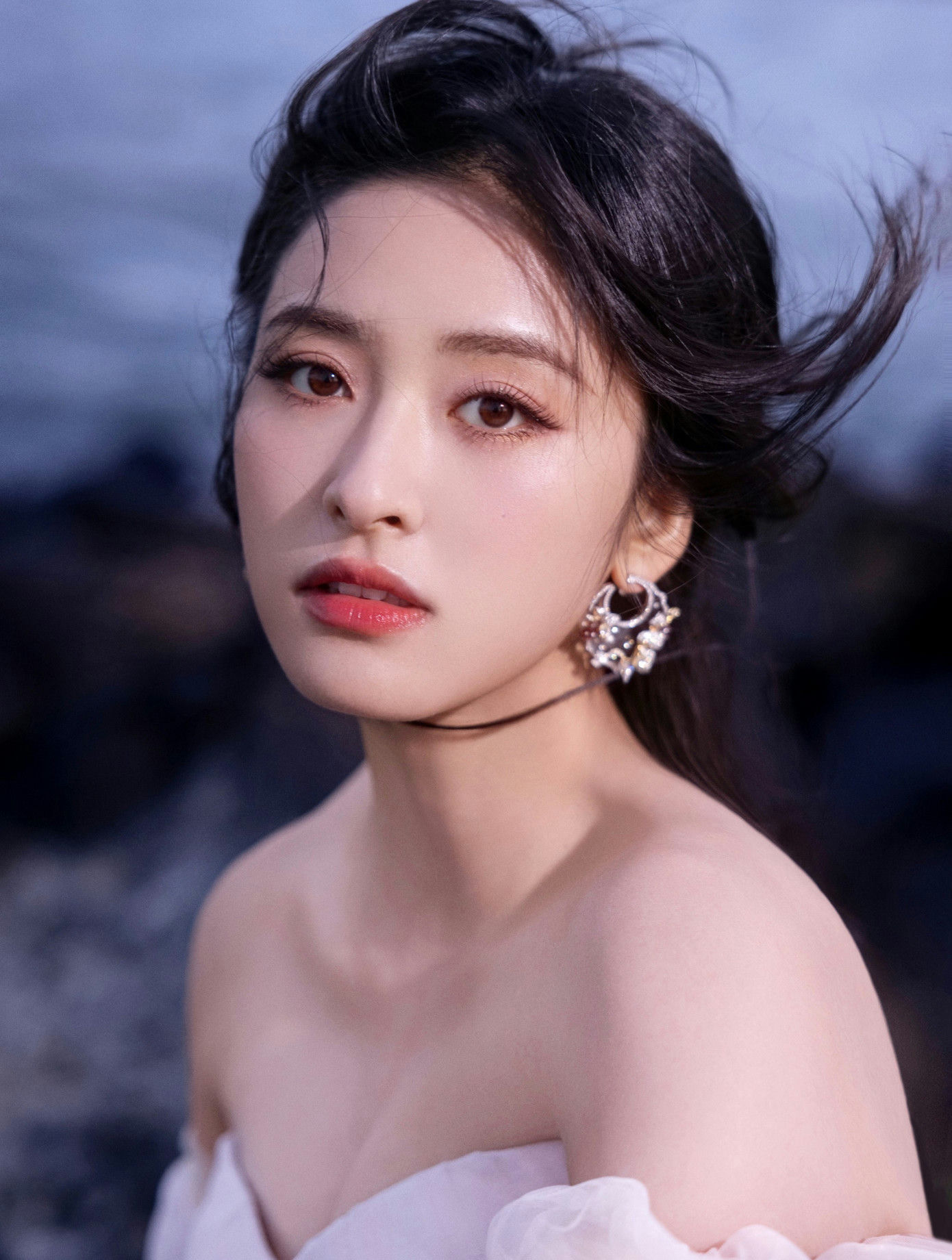 people-Fan Bingbing-portrait-A-off-the-shoulder dress-B-windblown hair-C-jewelry