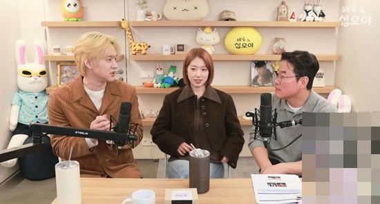 people-Park Shin-hye-Park Shin-hye-microphone-Park Shin-hye-podcast-Park Shin-hye-brown jacket