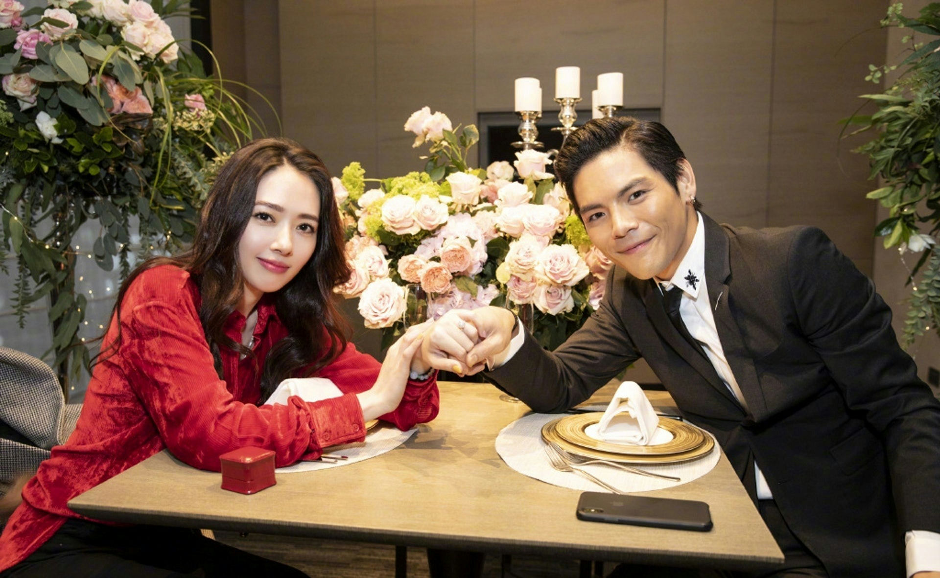 people-Vivian Hsu-Ken Lee-couple-engagement-romantic dinner-flowers