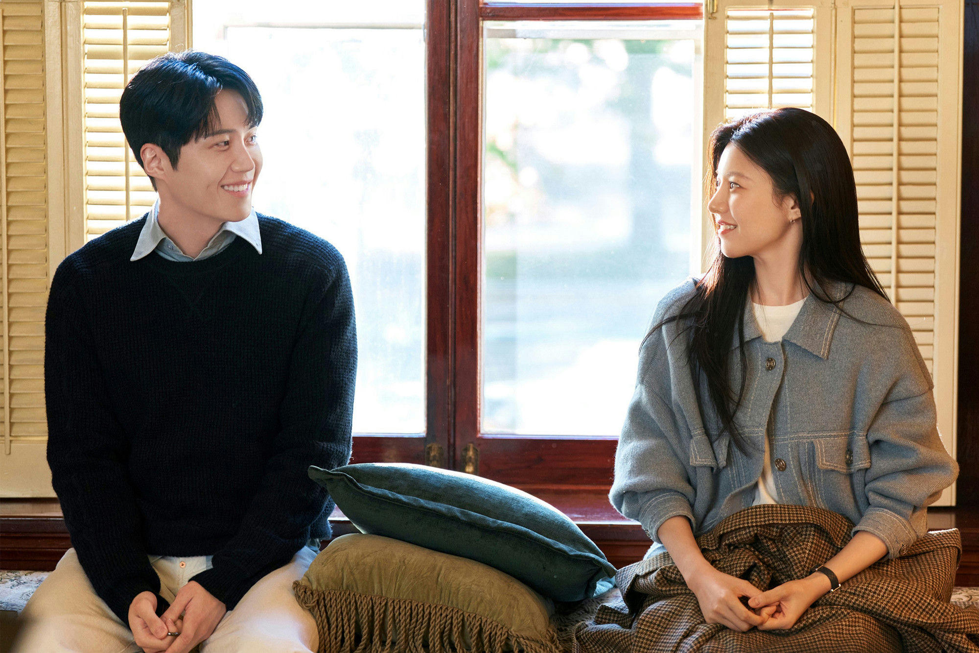 people-Kim Seon-ho-A-Go Youn-jung-A-smiling-B-looking at each other-C-indoors