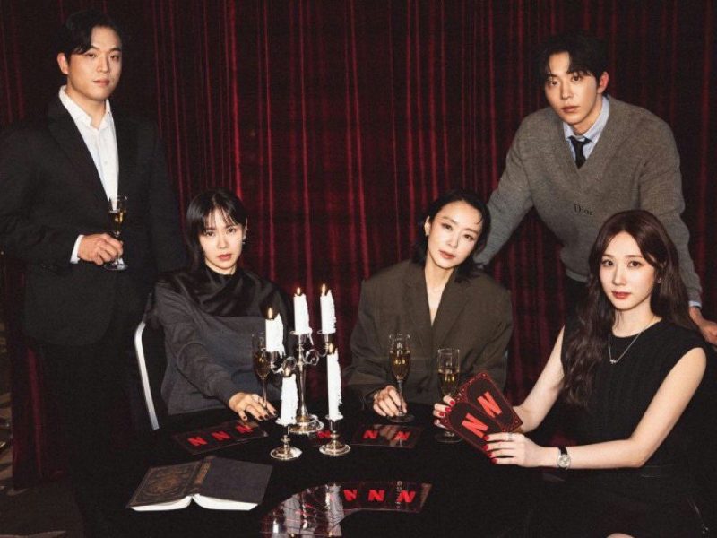 people-Kim Hye-soo-A-sitting-A-Joo Ji-hoon-A-standing-A-Park Jung-min-A-sitting-A-Bae Soo-bin-A-standing-A-Shin Hye-sun-A-sitting-A-dark-lighting-A-candlelight-A-Netflix-promo