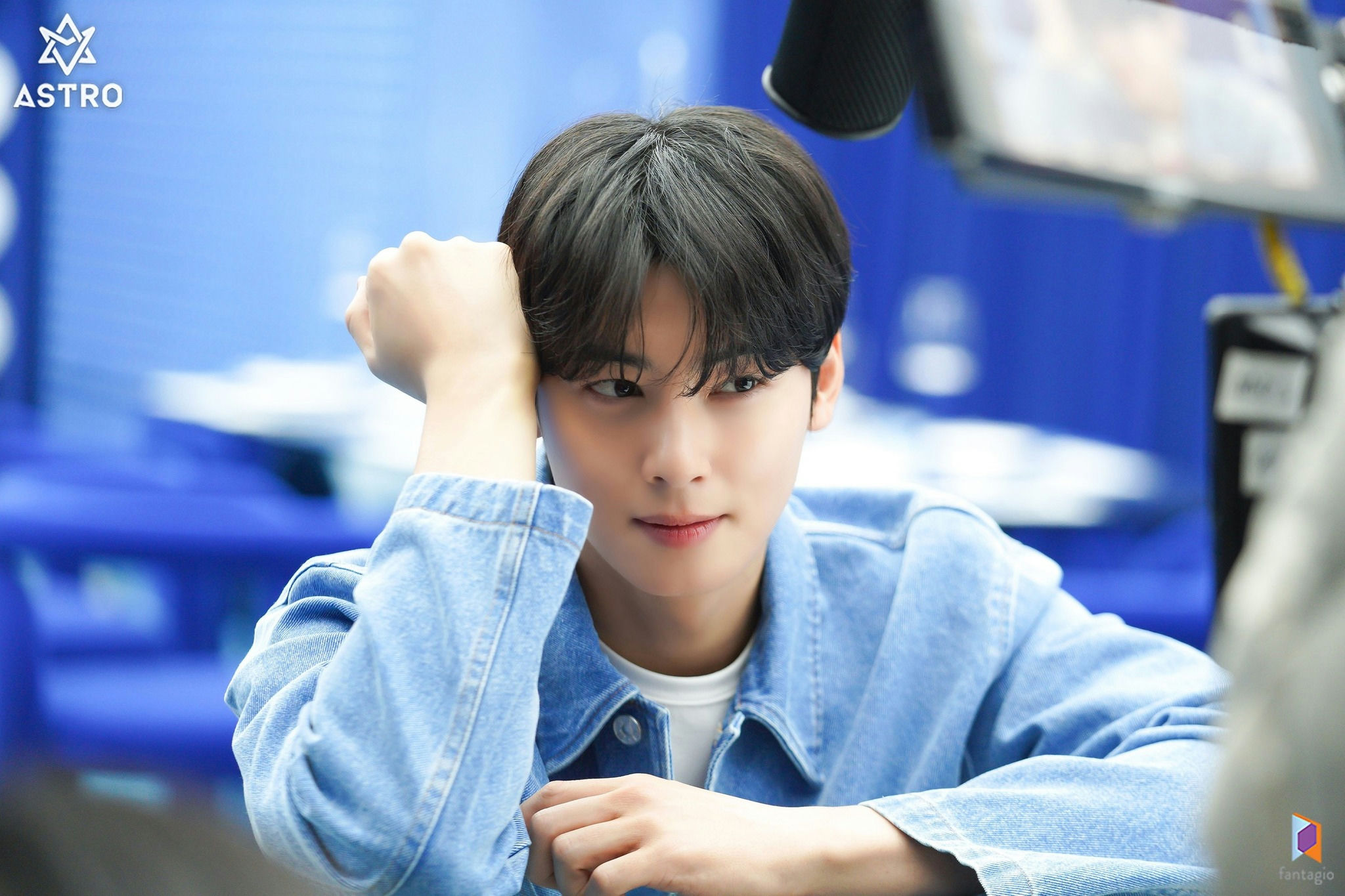 people-Cha Eun-woo-A-K-pop idol-A-denim jacket-B-blue background-C-media setup