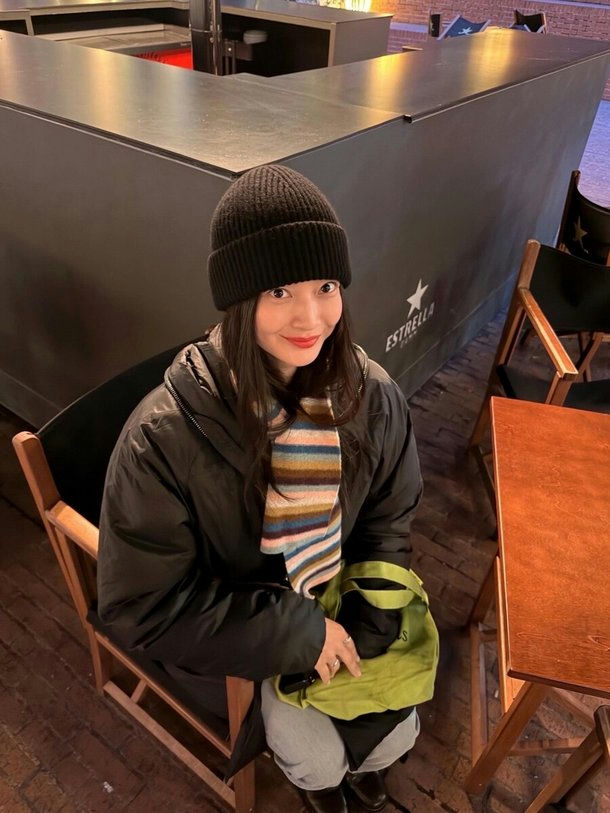people-Chungha-black beanie-A-puffer jacket-A-striped scarf-A-green bag