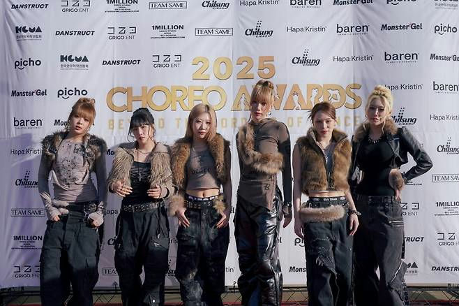 people-6 female dancers-A-**Choreo Awards 2025** event-B-Y2K/grunge fashion with fur trim-C-posing on red carpet
