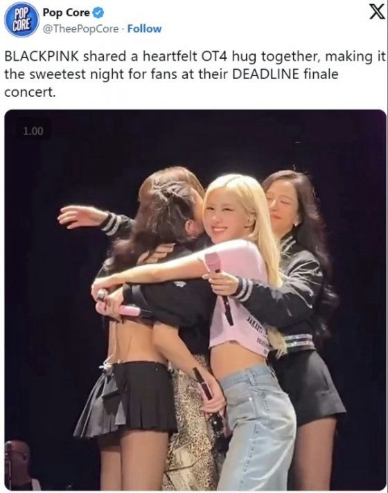 people-BLACKPINK members-hug-stage-concert-Rose-Rosé-Jisoo-Jennie-Lisa