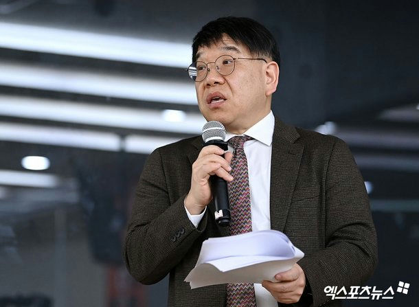 people-Bang Si-hyuk-speaking at event-A-holding microphone-A-wearing glasses-B-wearing suit jacket-C