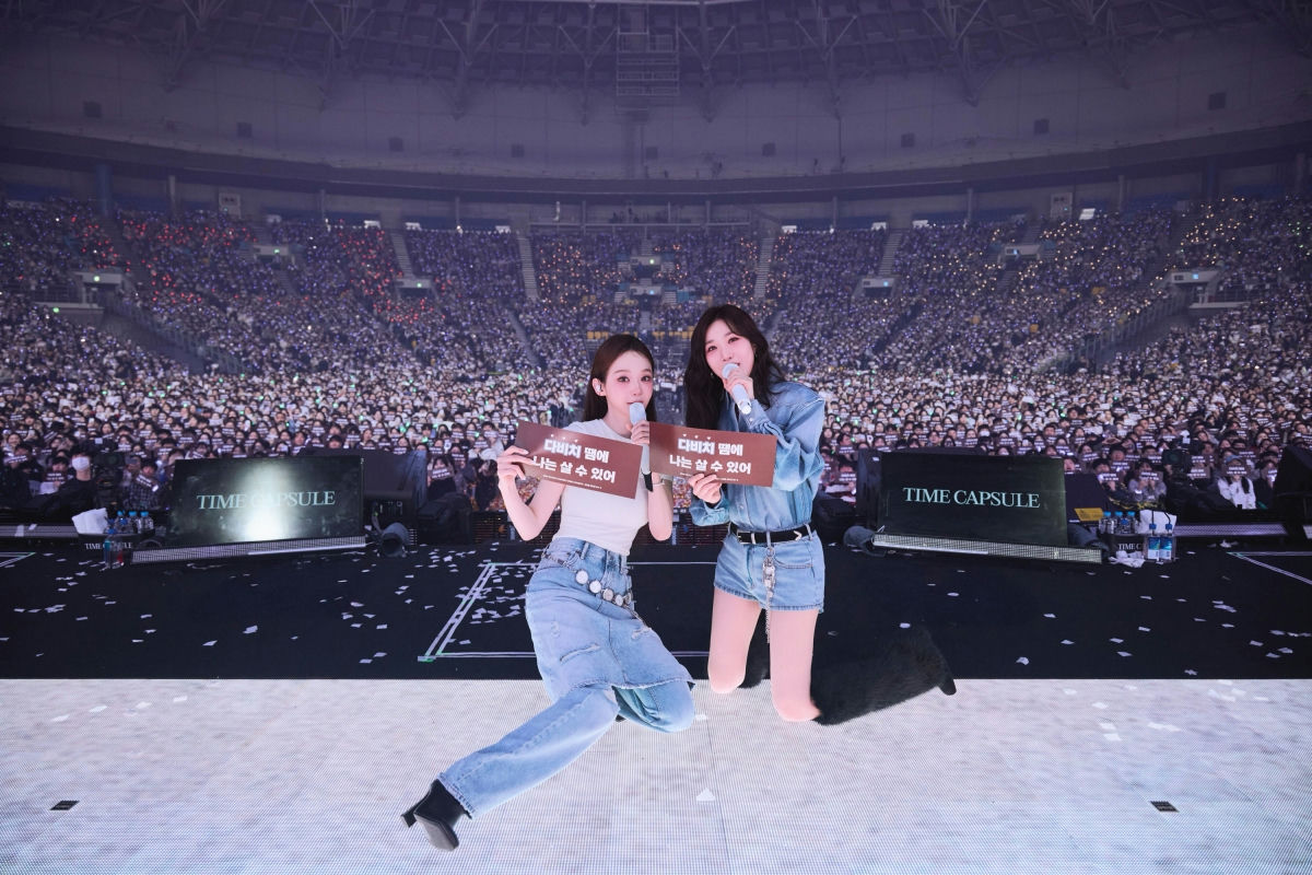 people-Davichi-Dae-Stadium-Cheering-Time Capsule