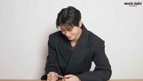 people-Cha Eun-woo-smiling-A-black blazer-A-Marie Claire Korea-A-holding a card