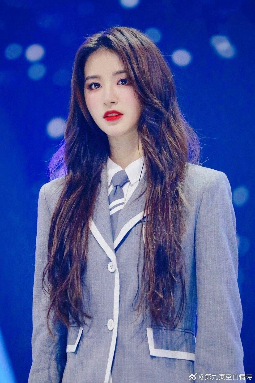 people-Zhao Xiaotang-idol-A-blue background-B-grey school uniform-C-long brown hair