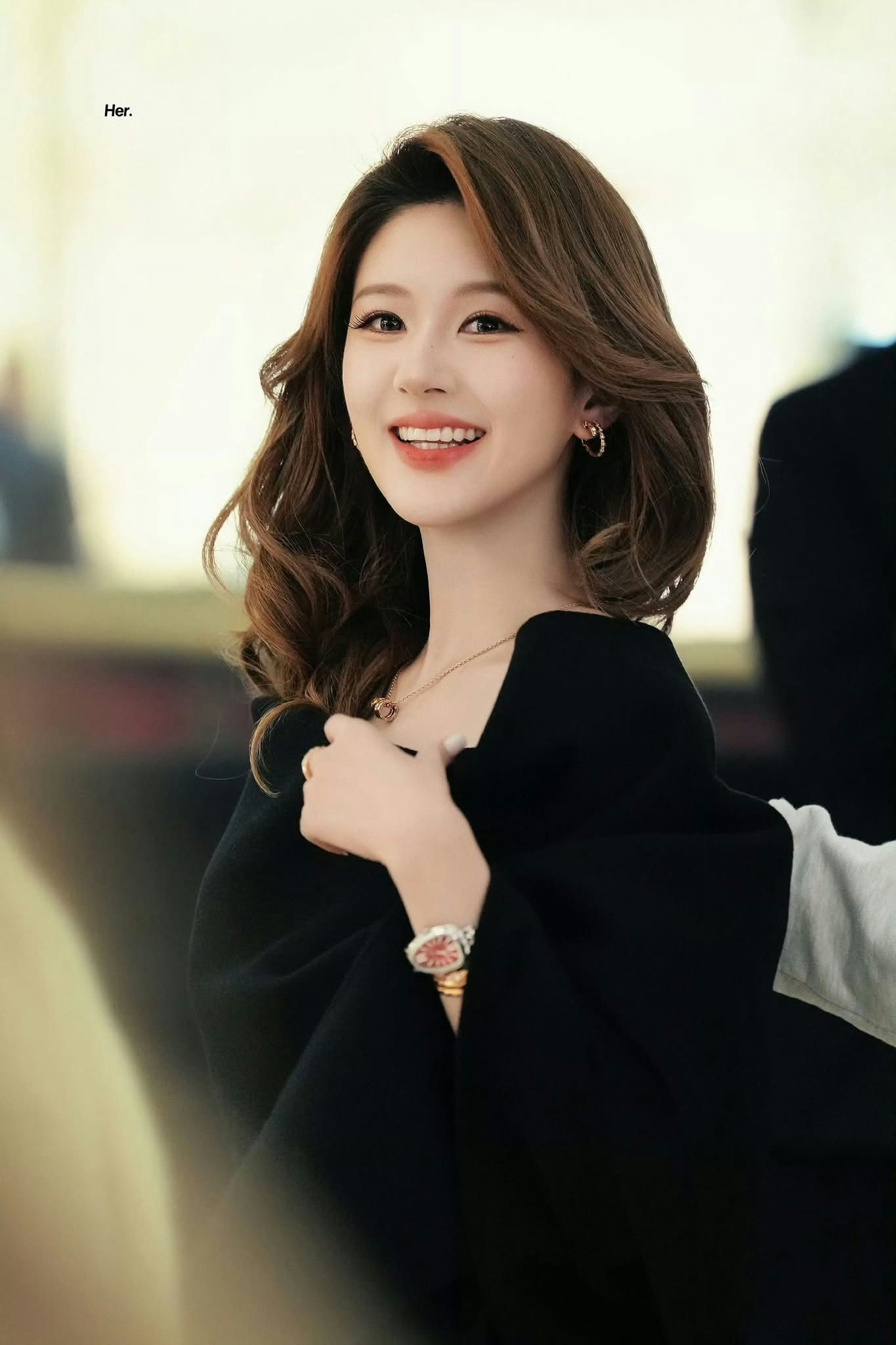 people-Lee Joo-yeon-smiling-black top-wavy brown hair-gold jewelry