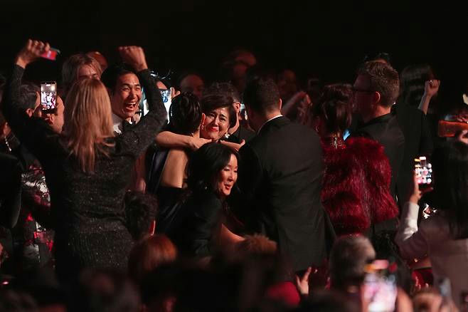 people-celebration-hugging-applause-smartphone-recording