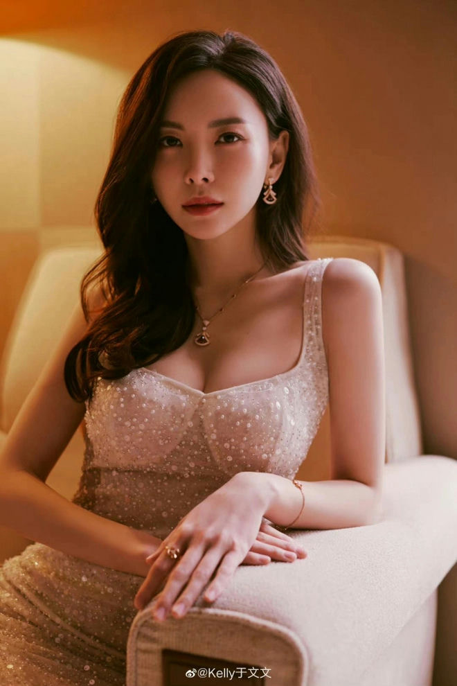 people-Kelly于文文-elegant-glamorous-evening gown-jewelry