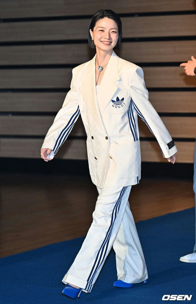 people-Gong Hyo-jin-A-Gucci x Adidas collaboration suit-B-white and blue outfit-C-blue heels