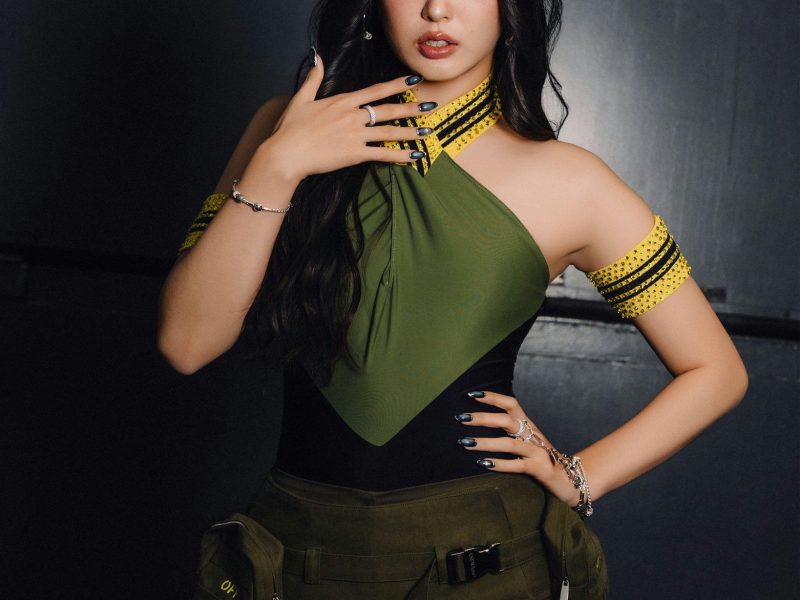 people-Yeji (ITZY)-idol-A-military green outfit-B-yellow and black accents-C-dark background