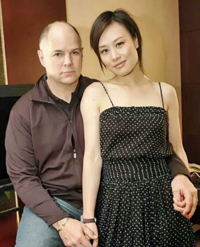 people-Zhang Ziyi (actress)-A-man-A-couple-B-holding hands-C-indoor