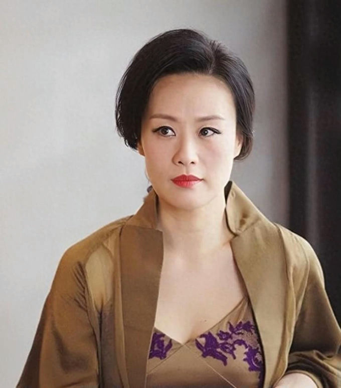 people-Chinese Actress Tao Hong-short black hair-brown silk robe-purple embroidery on camisole-red lipstick