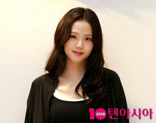 people-Kim Ji-soo-A-Korean singer-A-K-pop idol-A-BLACKPINK member-A-long dark hair-B-black outfit-C-smiling-C-studio portrait