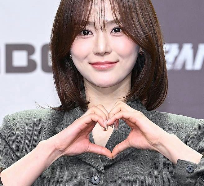 people-Park So-dam-Korean actress-making heart gesture-smiling-brown bob haircut-gray herringbone blazer