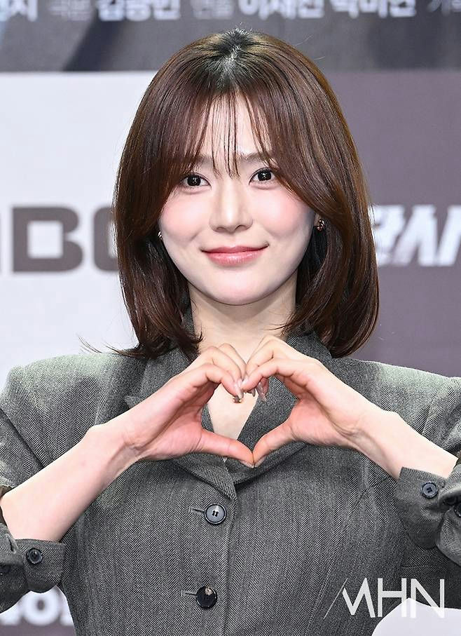people-Park So-dam-Korean actress-making heart gesture-smiling-brown bob haircut-gray herringbone blazer