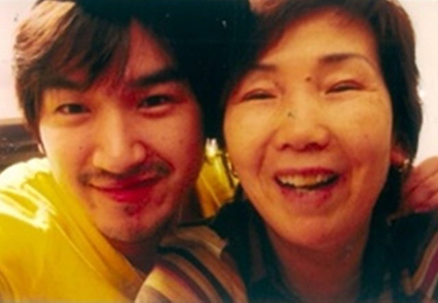 people-two people-mother and son-A-smiling-B-Asian descent-C-casual photo