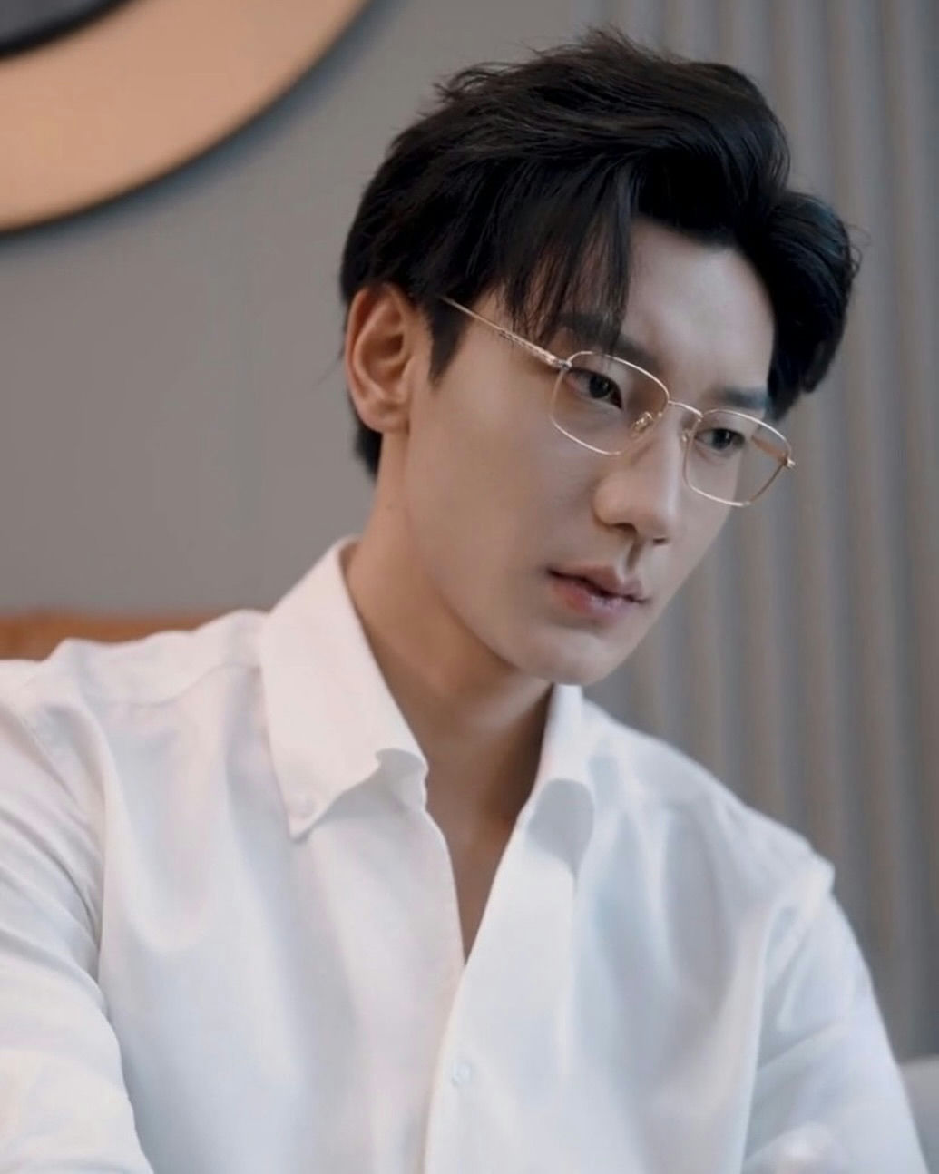 people-Chinese actor-Ma Ke-A-wearing glasses-A-white dress shirt-B-dark hair-C-looking down