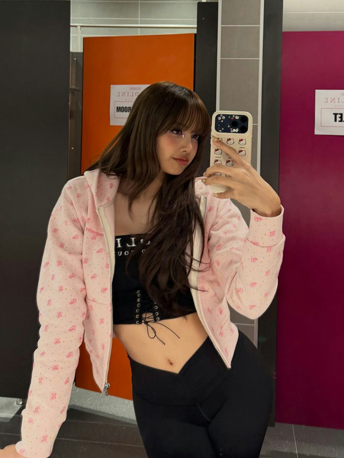 people-Lisa from BLACKPINK-selfie-pink cropped hoodie-black corset crop top-black leggings-Hello Kitty phone case