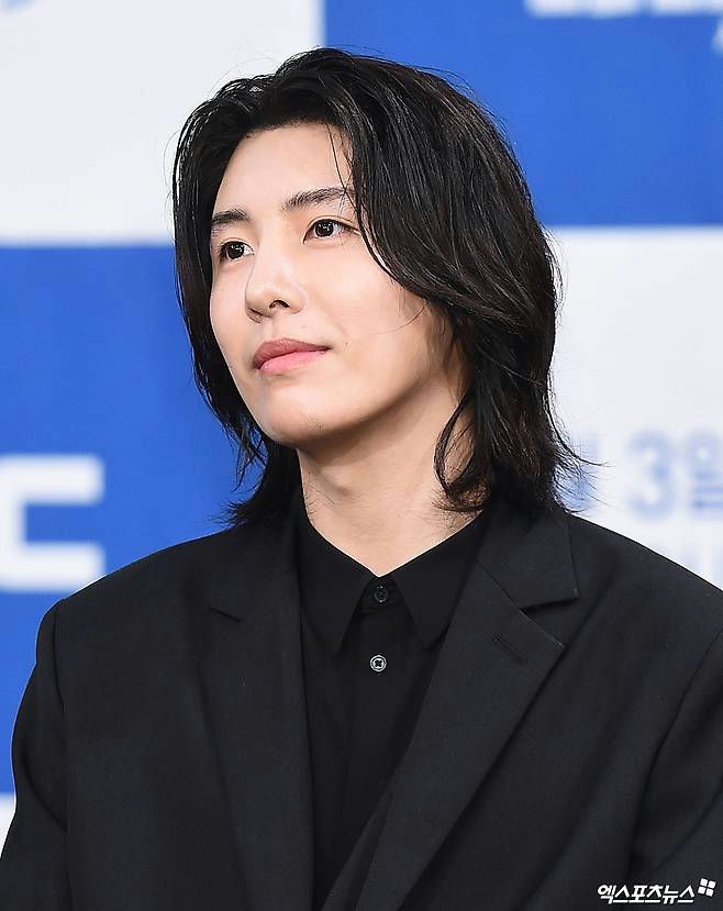 people-South Korean actor and singer-Jang Keun-suk-long black hair-black suit and shirt-blue and white background