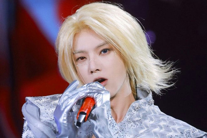 people-Huang Zitao-blonde wig-A-heterochromia-A-silver costume-A-performing-B-glitter makeup-C