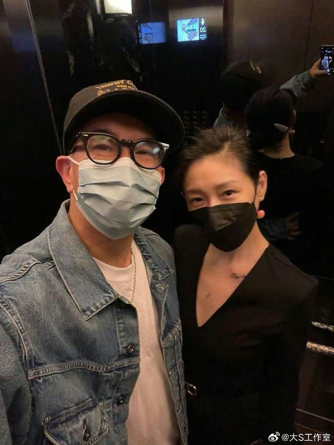 people-Barbie Hsu (Da S)-wearing mask-A-wearing denim jacket-B-taking selfie-C