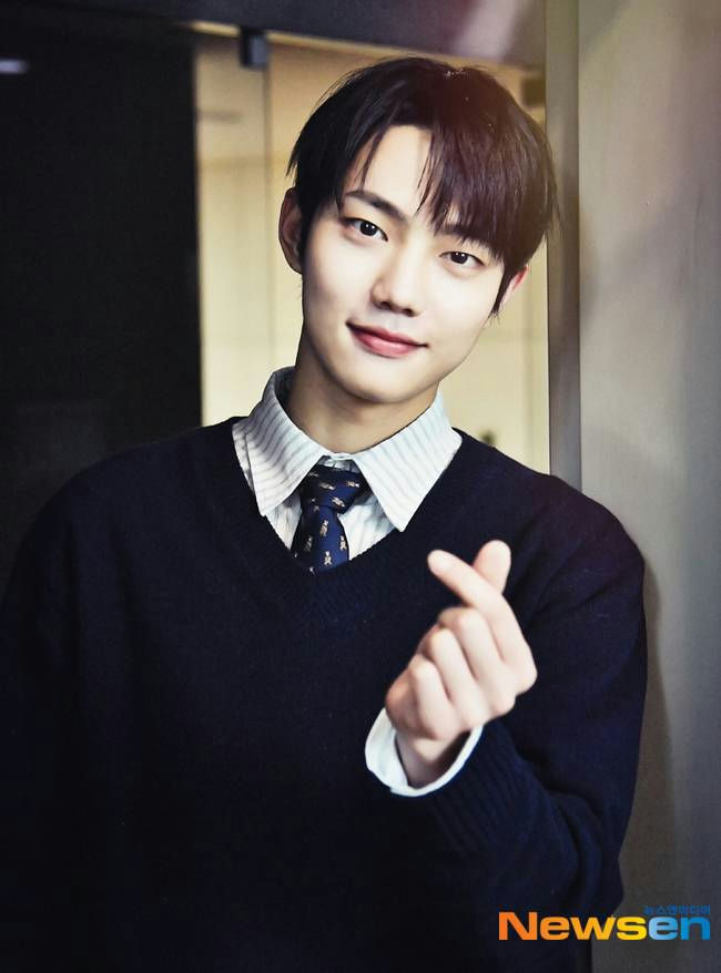 people-Lee Jae Wook-Korean actor-A-smiling-A-mini-heart gesture-B-navy V-neck sweater-C