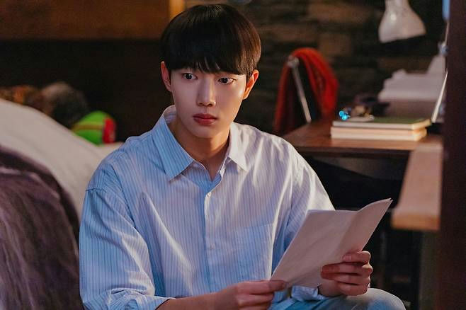 people-Choi Hyun Wook-reading letter-sitting indoors-striped shirt-surprised expression