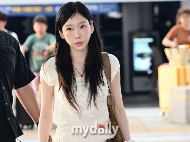 people-Taeyeon-female celebrity-A-airport fashion-A-long dark hair-B-white top-C