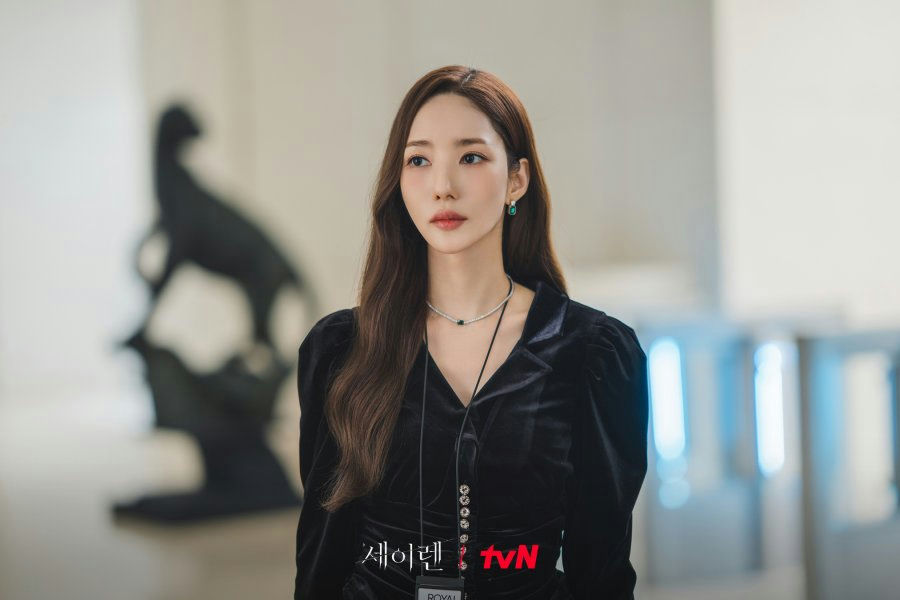 people-Park Min Young-actress-Korean drama-black velvet top-puffed sleeves-green earrings-necklace-tvN logo