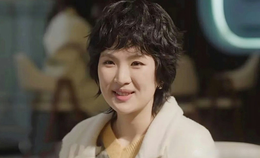 people-Kim Go-eun-woman-curly black hair-smiling-white coat-yellow sweater