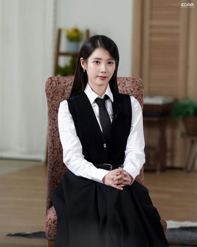 people-IU-black vest-A-white collared shirt-A-black tie-B-long black hair-C
