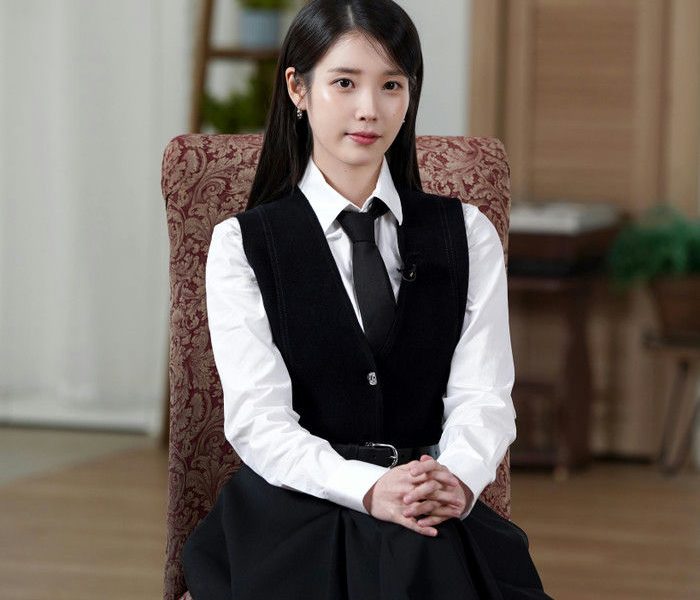 people-IU-black vest-A-white collared shirt-A-black tie-B-long black hair-C