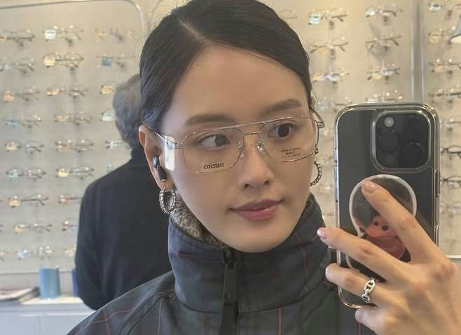 people-Kim Go-eun-wearing-glasses-taking-selfie-in-optics-store