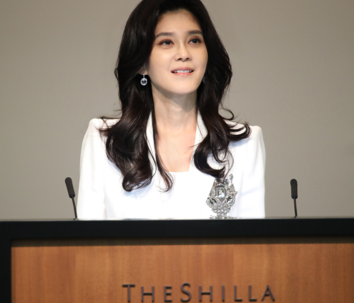 people-Lee Boo-jin-A-podium-A-white blazer-B-speaking engagement-C