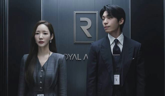 people-Park Min Young-A-suit-A-formal attire-A-Korean actor-B-Kim Jung Hyun-B-dark suit-B-professional-C-Royal A logo-C-elevator-C