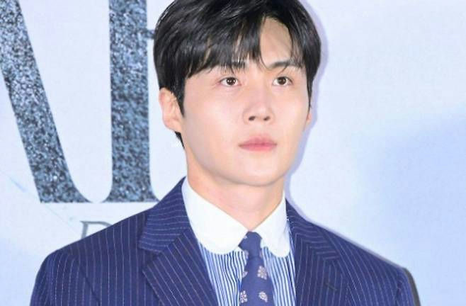 people-Kim Seon-ho-A-handsome-A-blue pinstripe suit-B-white rounded collar shirt-C-blue patterned tie
