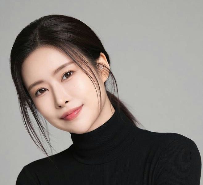 people-Lee Si-young-Korean-actress-portrait-black-turtleneck-light-gray-background