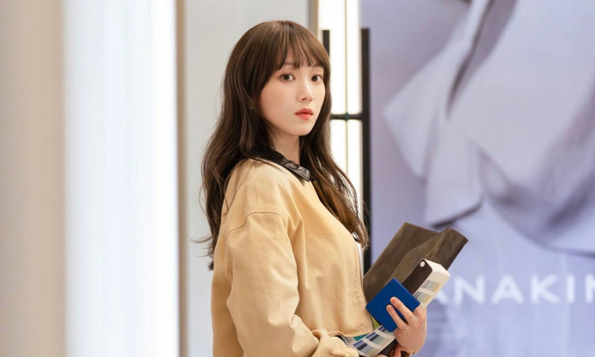 people-Kim Hye-yoon-A-Korean actress-A-brown wavy hair-B-bangs-C-tan jacket