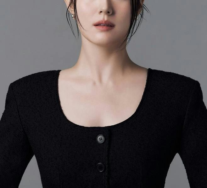 people-Kim Ji-won-A-black-top-A-soft-lighting-A-dark-background